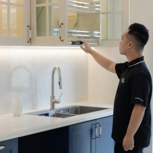 Occupied Kitchen Without Chimney
